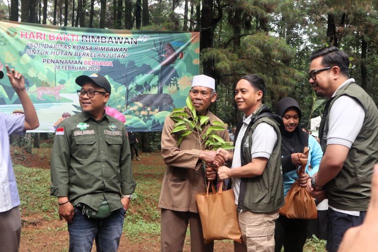 Kementerian Kehutanan Tanam 300 Bibit Pohon di Gunung Pancar, Peringati Hari Bakti Rimbawan ke-42 Kementerian Kehutanan Tanam 300 Bibit Pohon di Gunung Pancar, Peringati Hari Bakti Rimbawan ke-42