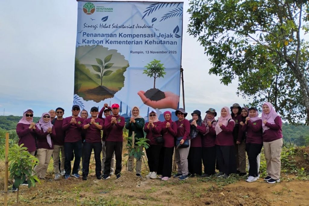 Sinergi Hebat: Tanam Bersama untuk Kompensasi Jejak Karbon dan Mitigasi Bencana Hidrometeorologi Kehutanan Sinergi Hebat: Tanam Bersama untuk Kompensasi Jejak Karbon dan Mitigasi Bencana Hidrometeorologi Kehutanan